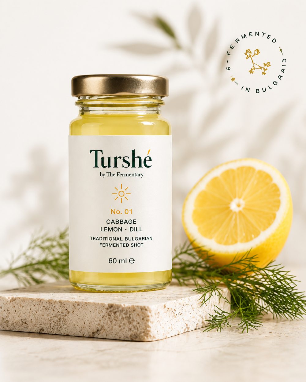 Turshé No.01 — буркан с ферментирал шот от зеле, лимон и копър, върху каменна основа с лимон и копър